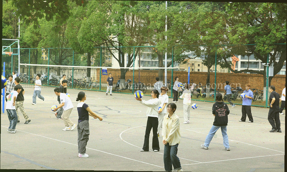 横向展开的登录异常记录时间线示意，节点圆点与细线组合，部分节点带余烬橙标记